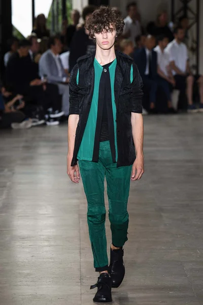 Look 15